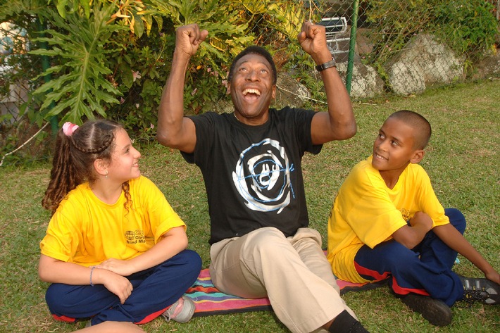 Gehörlose Kinder kicken mit Pelé