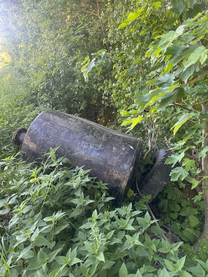 POL-HI: Heizöltank illegal in der Natur entsorgt
