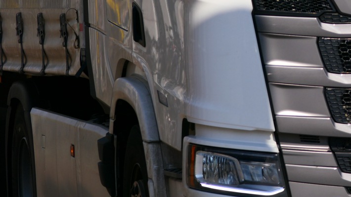 DVR-Umfrage: Jeder zweite Lkw-Fahrende deaktiviert lebensrettende Systeme