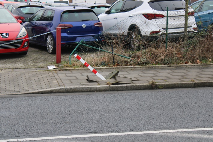 POL-HA: Poller bei Unfall beschädigt - Polizei sucht Zeugen