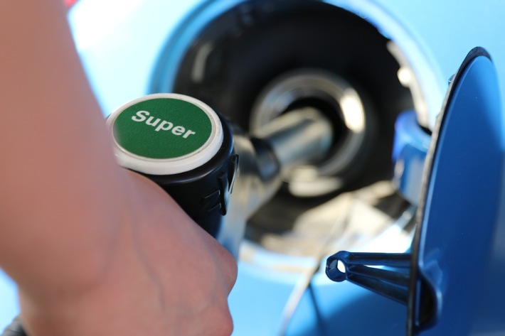 Kleiner Umweg spart bares Geld - ADAC Spritpreisvergleich: Teures Tanken an der Autobahn