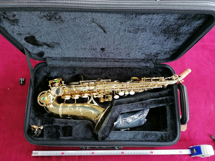 POL-BI: Belohnung ausgelobt: Unbekannter entwendet Mini-Saxophon