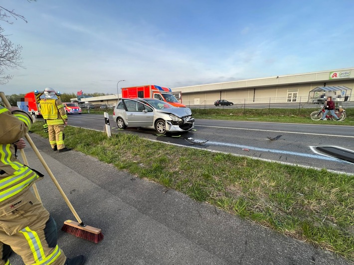 FW Ratingen: Auffahrunfall fordert mehrere Verletzte - Kölner Straße in Ratingen gesperrt