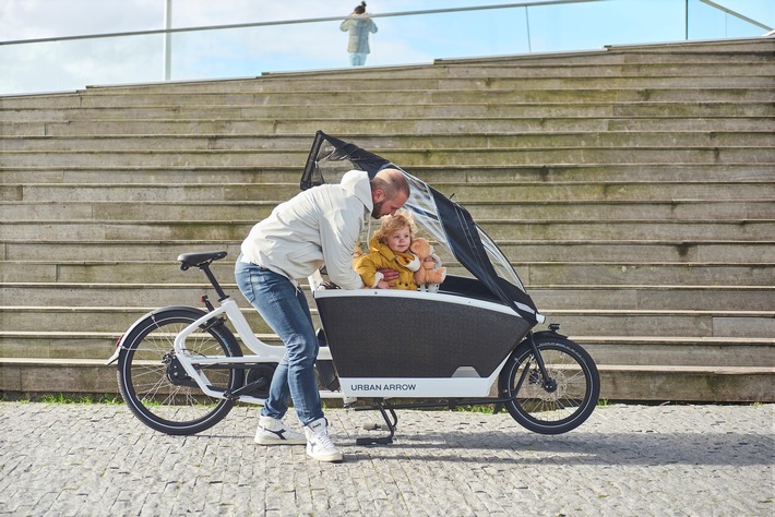 Neben Kindern passt auch der ganze Einkauf in die geräumige Transportbox des Urban Arrow | Foto: urbanarrow.com