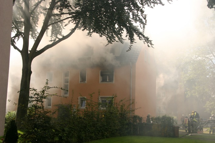 FW-E: Wohnungsbrand in einem Dreifamilienhaus, keine Personen verletzt (Foto verfügbar)