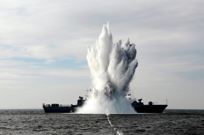 Deutsche Marine - Bilder der Woche: Korvette wurde &quot;angesprengt&quot;