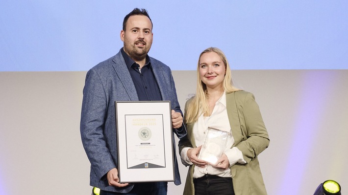 "Die große Baumpflanzaktion" überzeugt / EDEKA Weiss in Friedberg-Stätzling erhält "Auszeichnung für verantwortungsvolles Handeln 2025"