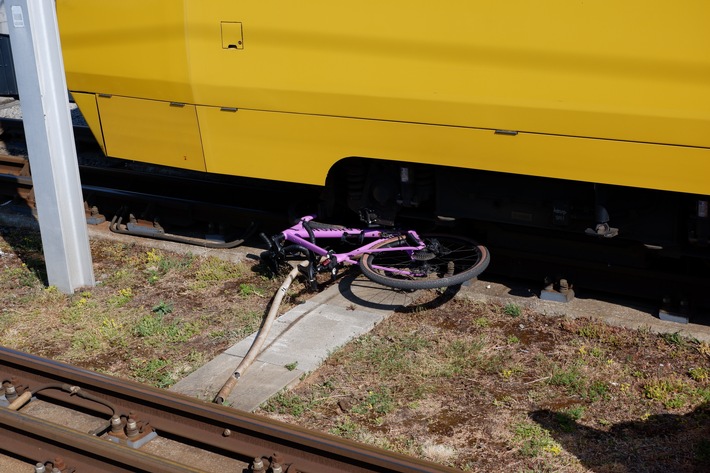 FW Stuttgart: Verkehrsunfall 3 - Person gegen Stadtbahn