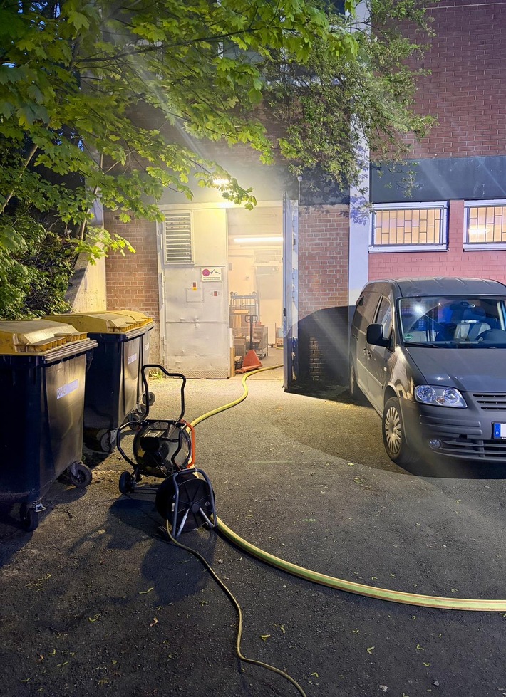 FW Mettmann: Brand in einem Geschäftshaus