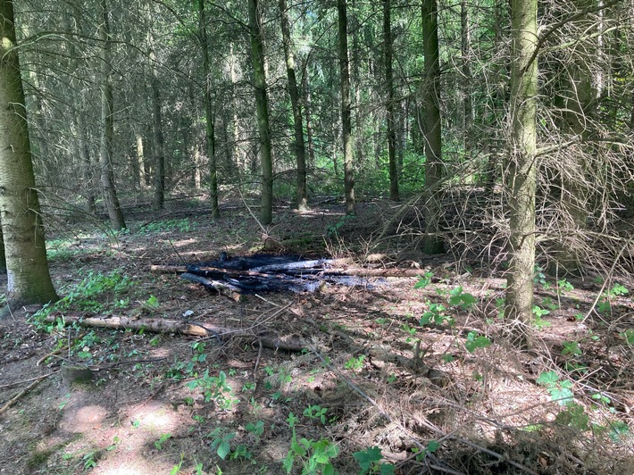 POL-NE: Unbekannte verursachen Feuer im Wald