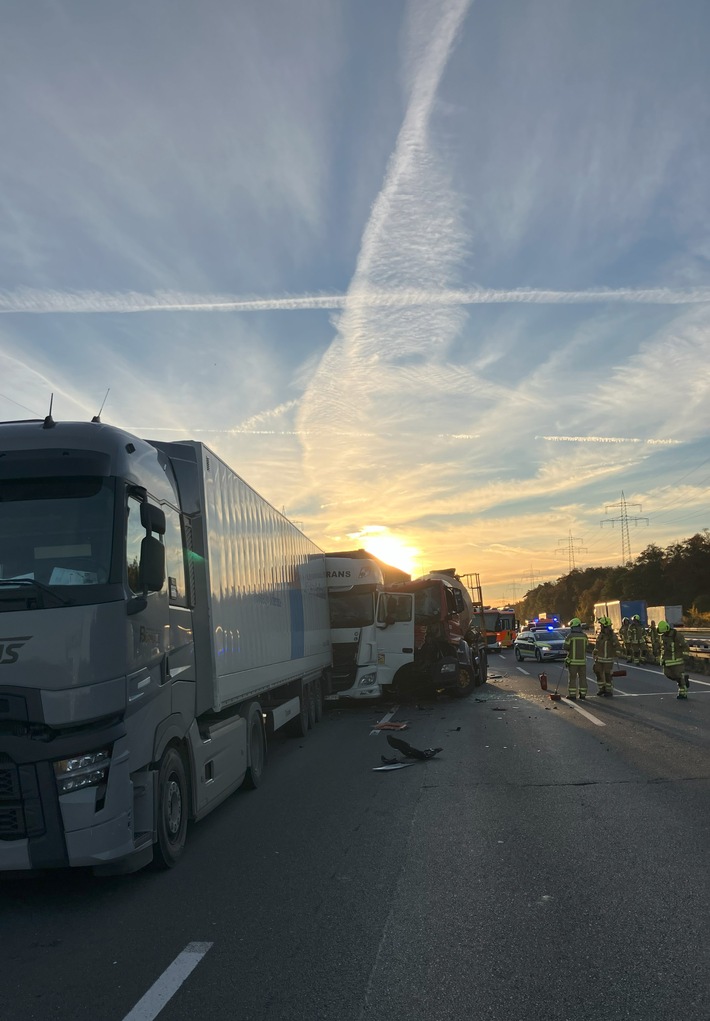 FW Hannover: Die Feuerwehr Hannover wurde heute Morgen zu einem Verkehrsunfall auf die A2 alarmiert. Bei dem Unfall wurde ein LKW-Fahrer verletzt. Die A2 war in Fahrtrichtung Dortmund gesperrt.