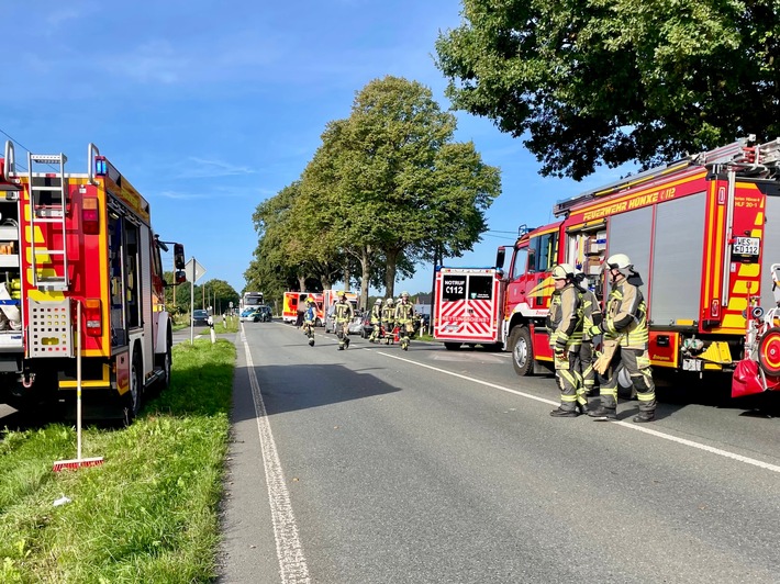 FW Hünxe: Verkehrsunfall mit drei schwerverletzten Personen, B 58 zeitweise voll gesperrt