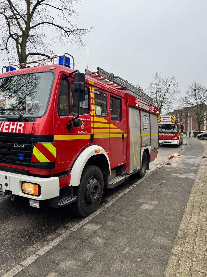 FW Voerde: Zimmerbrand in Mehrfamilienhaus