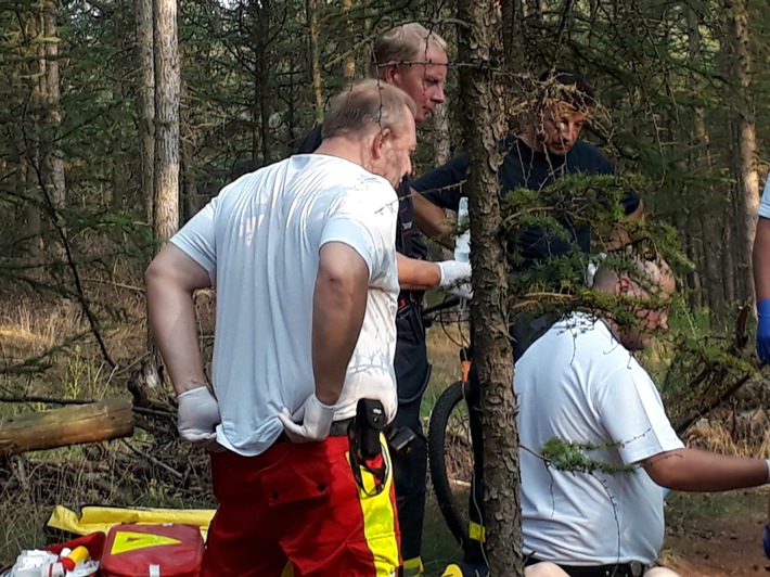 FW-Dorsten: Gestürzte Mountainbike-Fahrerin in einem Waldgebiet. Einsatzerfolg dank guter Zusammenarbeit.
