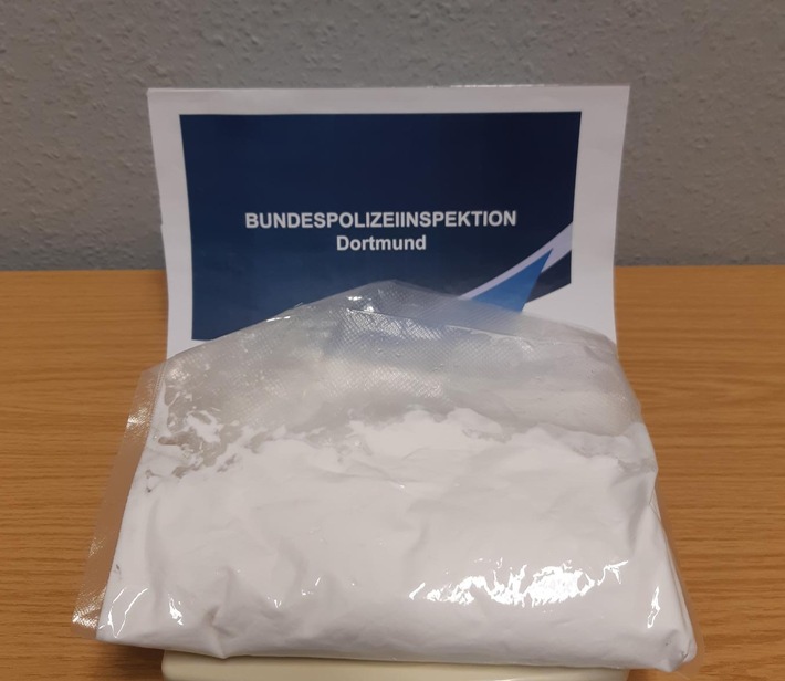 BPOL NRW: Bundespolizei stellt bewaffnetes Duo mit 1 Kilo Drogen und gestohlenen E-Scootern