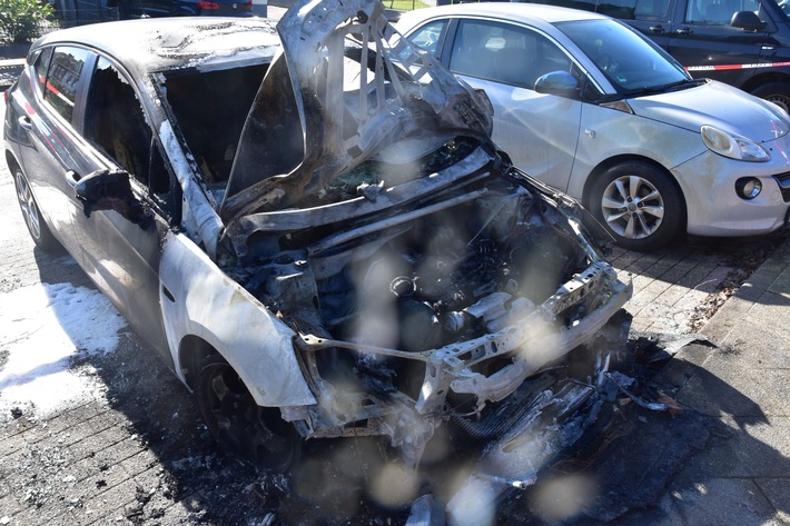 POL-STD: Tankstellenüberfall in Neukloster, Fünf Briefkastenaufbrüche, Rohbau in Mittelnkirchen aufgebrochen, Stader in Bahnhofsnähe überfallen, Einbrecher in Kutenholz, Autos durch Brandstiftungen beschädigt