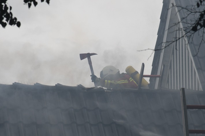 FW-PI: Dachstuhlbrand in Seestermühe von 100 Einsatzkräften erfolgreich bekämpft / Aufwändige Nachlöscharbeiten dauern an
