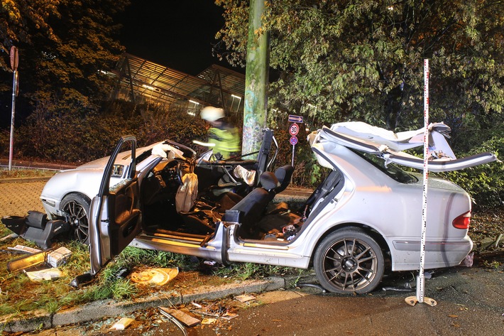 POL-BO: Unfall auf dem Uni-Gelände: Feuerwehr befreit Beifahrer (22) aus Autowrack