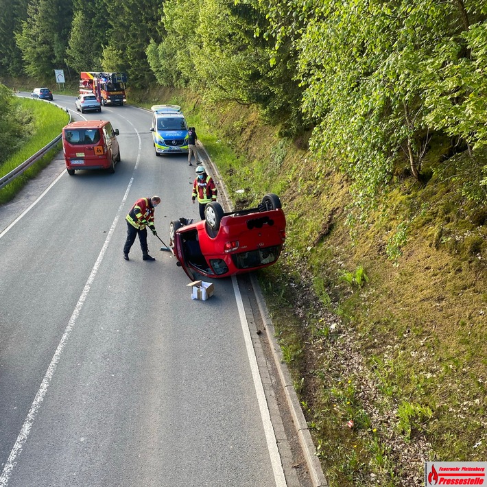 FW-PL: Ortsteil Erkelze - PKW überschlägt sich