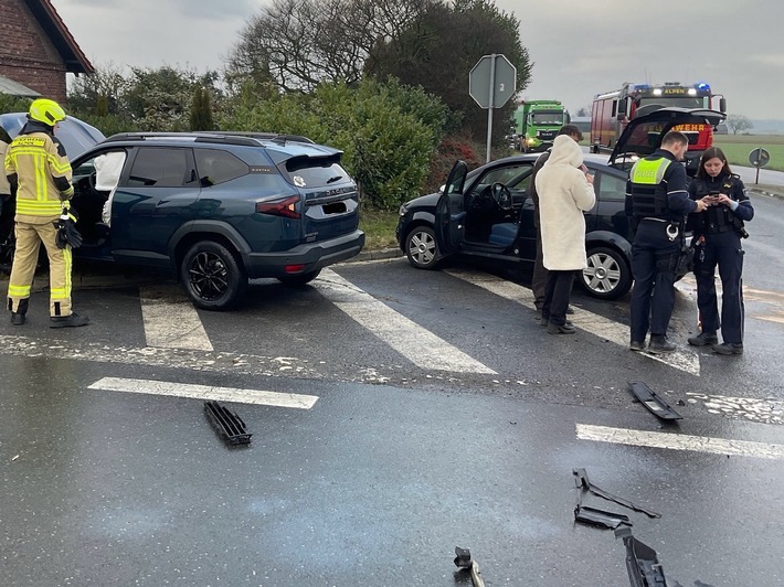 FW Alpen: Verkehrsunfall im Kreuzungsbereich