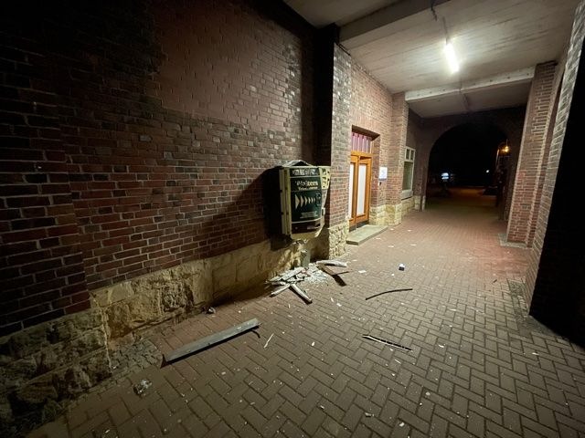 POL-STD: Unbekannte entwenden GPS-Antennen von Traktoren in Freiburg, 22-Jähriger in Buxtehude verprügelt - Polizei sucht wichtigen Zeugen, Zigarettenautomat in Buxtehude gesprengt - Polizei sucht Zeugen