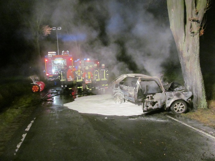 POL-HOL: Schrecklicher Verkehrsunfall auf der Landesstraße L 580 - Heinade Rtg. Deensen: 20-jähriger Bundeswehrsoldat tödlich verletzt - In Rechtskurve gegen Baum geprallt  / Beifahrer schwer verletzt -