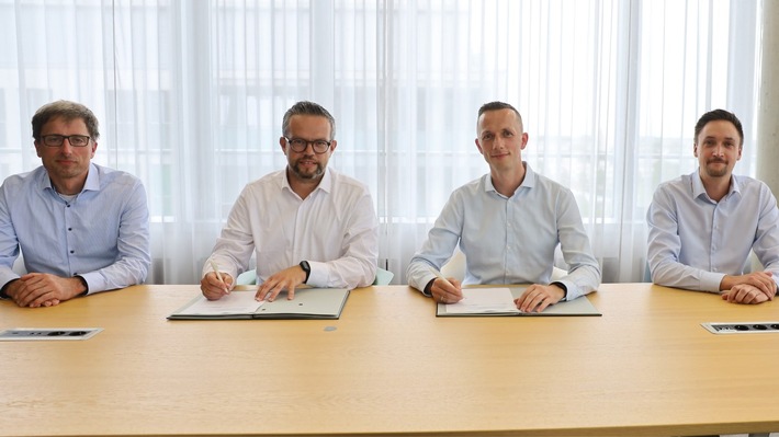 Startschuss für ersten netzdienlichen Speicher: Bayernwerk Netz schließt Vertrag mit MaxSolar GmbH