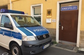 BPOL-KS: Mädchen wegen vergessener Trinkflasche allein im Zug