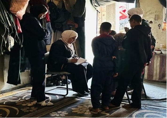 Neda'a mit ihren Kindern in einem Gemeinschaftsraum der improvisierten Flüchtlingsunterkunft. / Weiterer Text über ots und www.presseportal.de/nr/50131 / Die Verwendung dieses Bildes für redaktionelle Zwecke ist unter Beachtung aller mitgeteilten Nutzungsbedingungen zulässig und dann auch honorarfrei. Veröffentlichung ausschließlich mit Bildrechte-Hinweis.