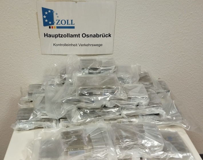 HZA-OS: Osnabrücker Zoll stellt mehr als 25 Kilogramm Haschisch sicher; Straßenverkaufswert von rund 235.000 Euro