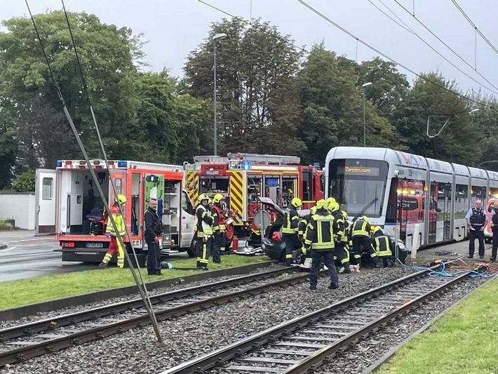 FW-GE: Pkw kollidiert mit Straßenbahn / Zwei eingeklemmte Pkw-Insassen nach Zusammenstoß mit Straßenbahn