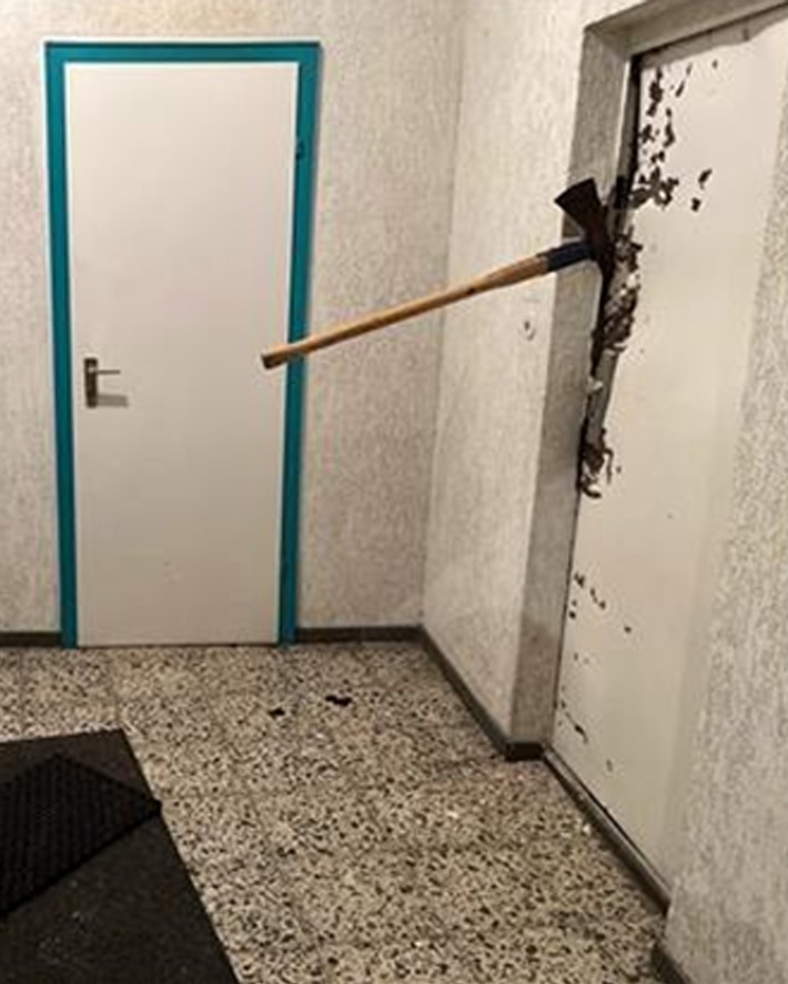 POL-MK: Einbrecher mit großer Axt - Polizei fragt