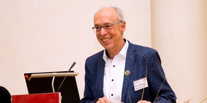 Prof. Dr. Martin Blum erhält Ehrennadel für herausragende Verdienste