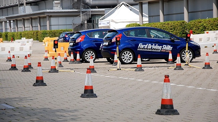 Fahrsicherheitstraining Ford "Vorfahrt für Deine Zukunft" Weiterer Text über ots und www.presseportal.de/nr/6955 / Die Verwendung dieses Bildes ist für redaktionelle Zwecke honorarfrei. Veröffentlichung bitte unter Quellenangabe: "obs/Ford-Werke GmbH"