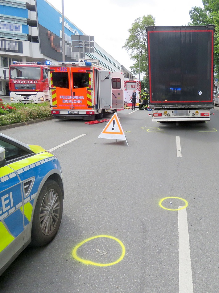 POL-MK: Radfahrer gerät unter LKW und wird lebensgefährlich verletzt
