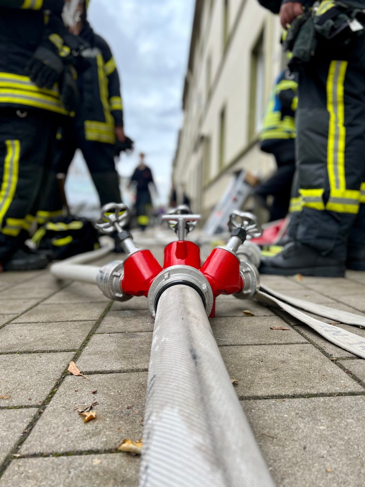 FW-NE: Brand eines Garagenanbaus droht auf Wohnhaus überzugreifen | Schnelle Brandbekämpfung verhindert Ausbreitung