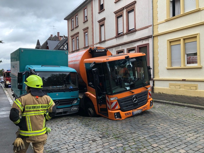 POL-PDWO: Wasserrohrbruch - Fahrzeuge brechen in Fahrbahn ein