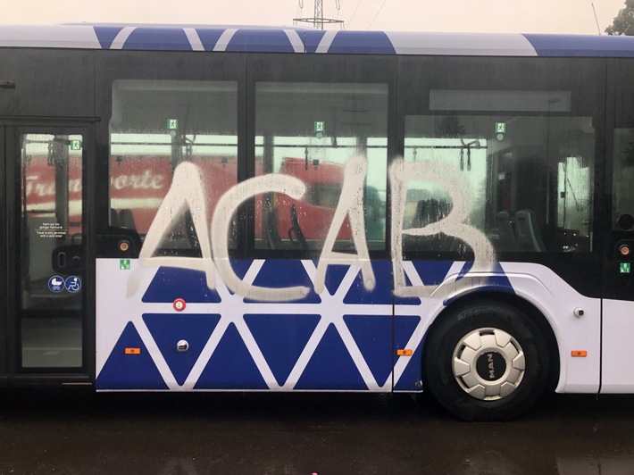 POL-PDTR: Omnibus mit Graffiti besprüht.