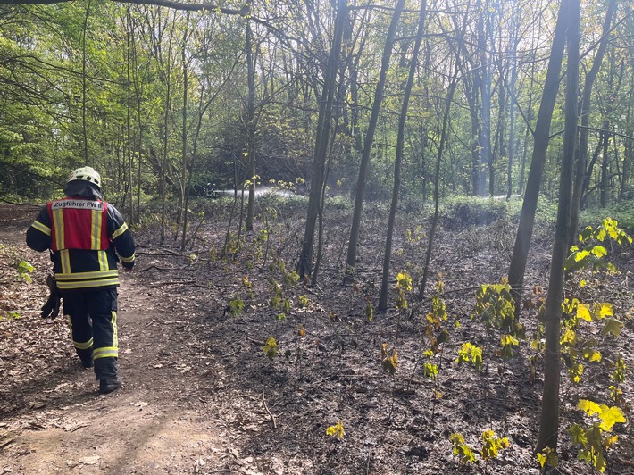 FW-MH: Feuerwehr löscht größeren Vegetationsbrand im Wittkamp Park