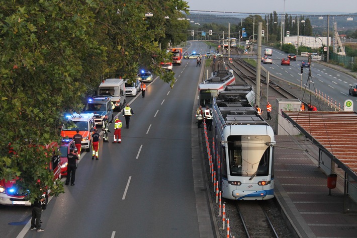 POL-BO: Bochum / Zusammenstoß zwischen der &quot;310&quot; und der &quot;302&quot; - Zwei Frauen bei Straßenbahnunfall verletzt
