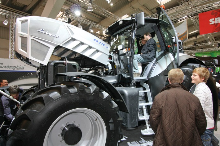 Agritechnica der Rekorde / Besucherzuwachs um 30 Prozent - Über 330.000 Fachleute - Rund 70.000 Auslandsbesucher