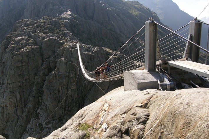 FNS: Des lacs à la place des glaciers / Là eau sur la montagne