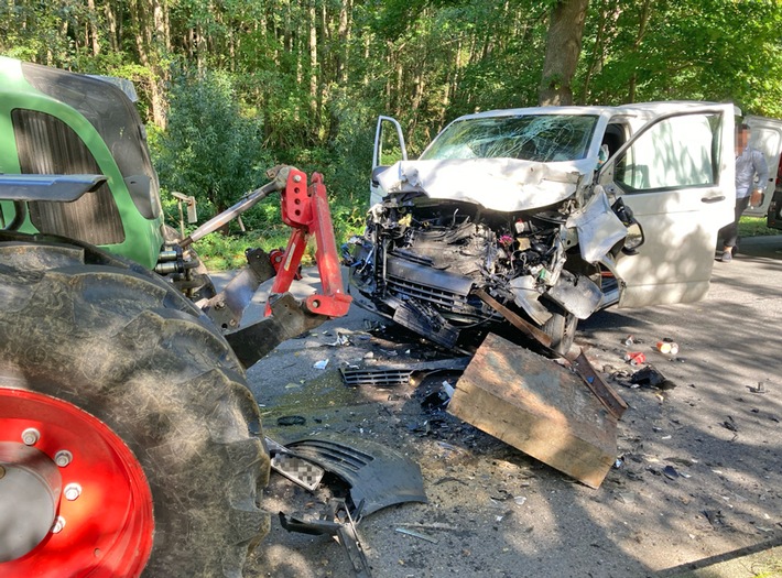 POL-ME: Frontalzusammenstoß mit Traktor: 28-jähriger Bochumer schwer verletzt - Velbert - 2110022