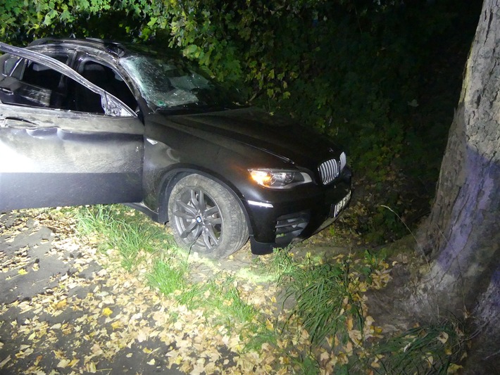 POL-GM: Auto kracht gegen Baum