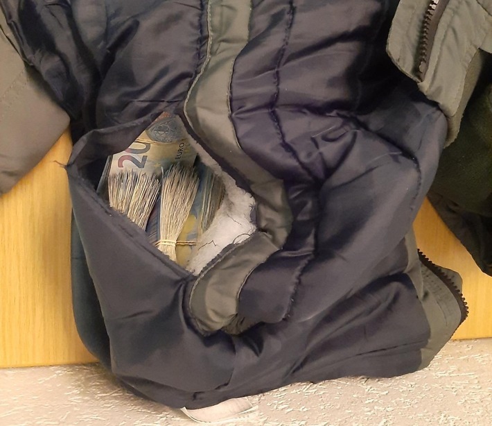 BPOL-BadBentheim: Rund 31.000 Euro im Innenfutter der Jacke versteckt / Verdacht der Geldwäsche