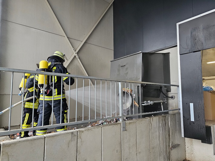 FW Bergheim: Feuerwehr löscht brennende Papierpresse an Supermarkt in Bergheim