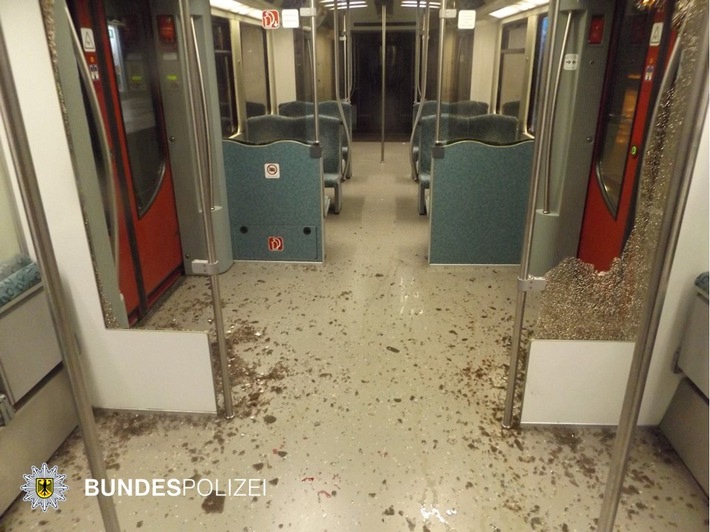 BPOLD-B: Scheiben in S-Bahn zerstört