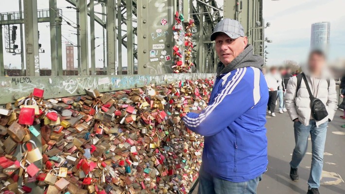 hartz-und-herzlich-tag-fuer-tag-benz-baracken-410-elvis-hohenzollernbruecke-koeln.jpg