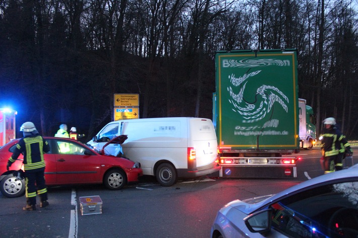 POL-RBK: Odenthal - Hoher Sachschaden und zwei Verletzte in Altenberg