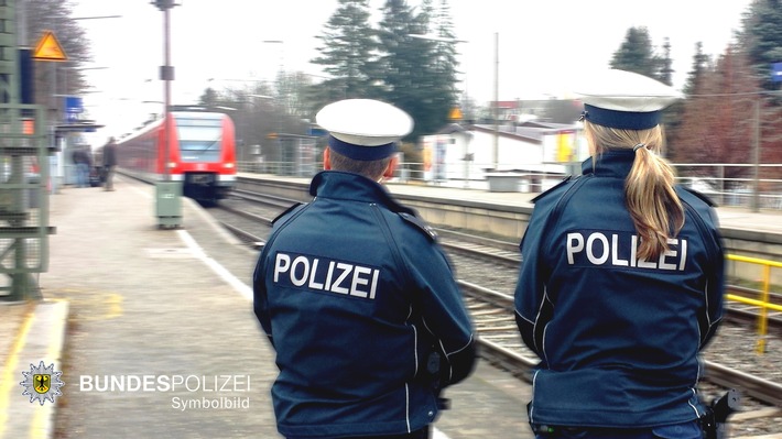 Bundespolizeidirektion München: Beziehungsstreit am Bahnhof Erdweg / Frau droht mit Messer, Mann zeigt Hitlergruß